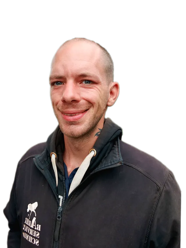 Pascal Schmid, Inhaber von Barhufservice Schmid, lächelnd im dunklen Pullover